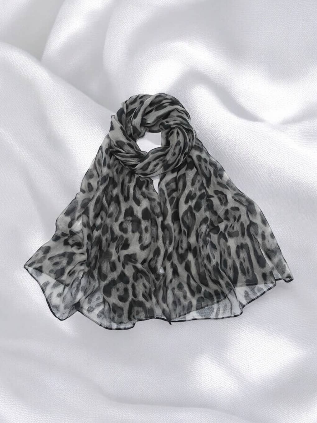 Let tørklæde med fint leopardprint