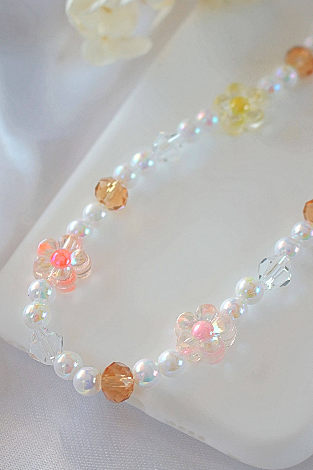 „Softy Bloom“ | Blomster & Krystaller Beaded Telefonsnor