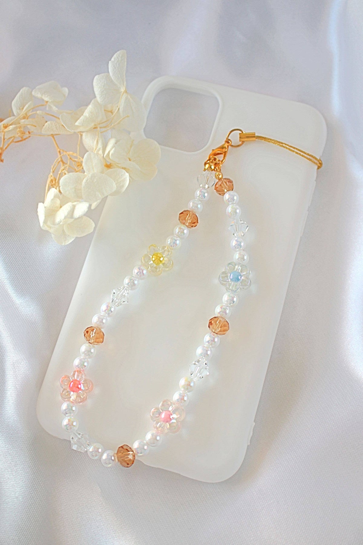 „Softy Bloom“ | Blomster & Krystaller Beaded Telefonsnor