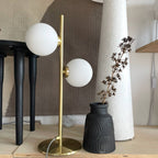 Opjet Paris Edmond satinlampe i guld med 2 glasglobusser