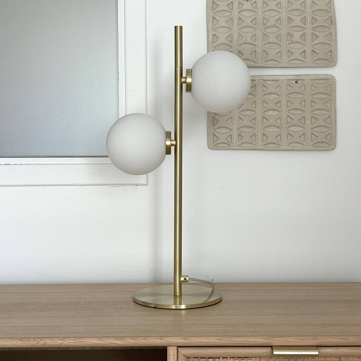 Opjet Paris Edmond satinlampe i guld med 2 glasglobusser