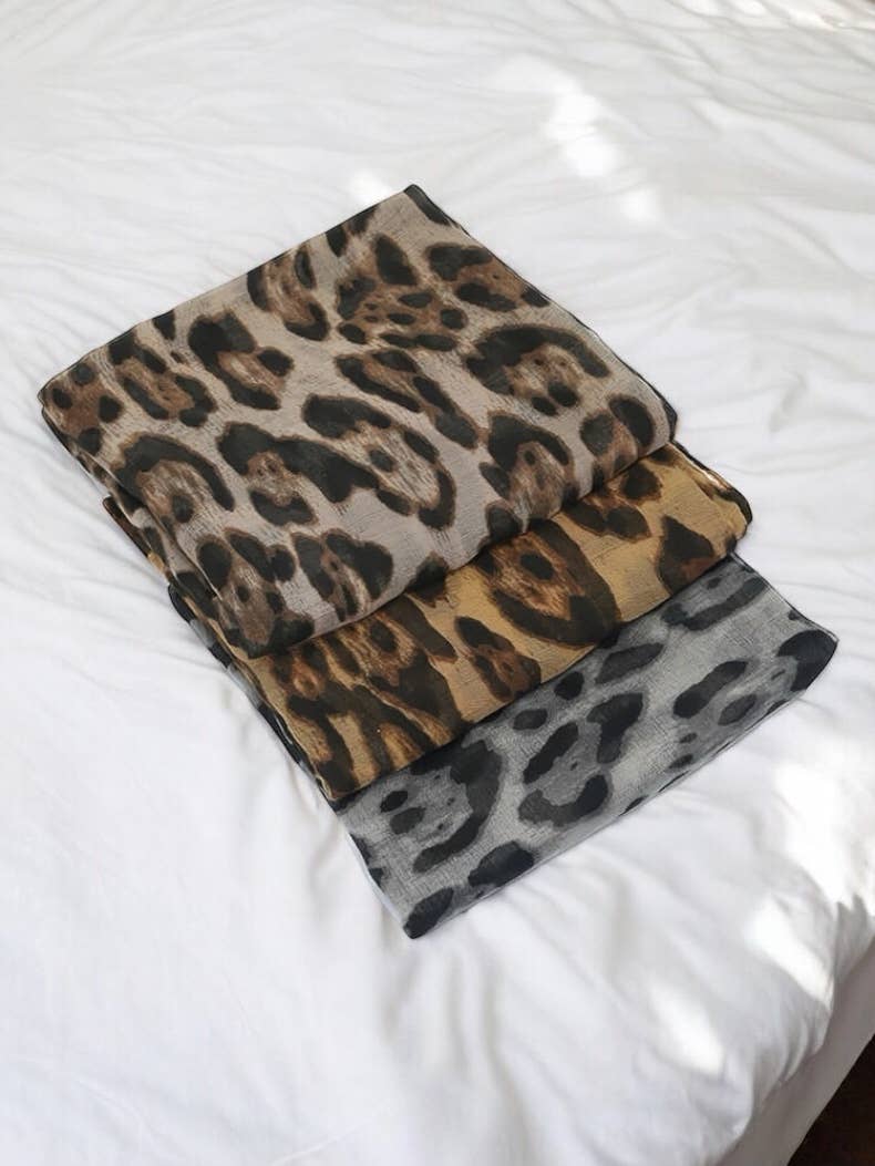 Let tørklæde med fint leopardprint